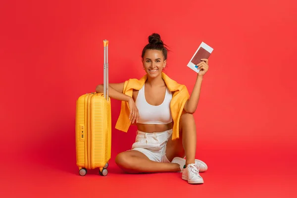冒険に行く 幸せな女性が旅行に行く 色の背景にスーツケース付きの若い人 — ストック写真