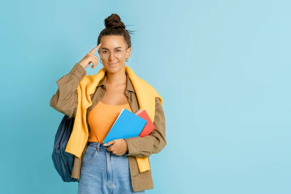 幸せな感情的な若い女性ポーズと笑います上の明るい青の背景 — ストック写真