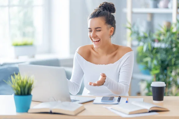 Jonge Vrouw Gebruikt Een Laptop Grappig Meisje Hebben Plezier Verblijf — Stockfoto