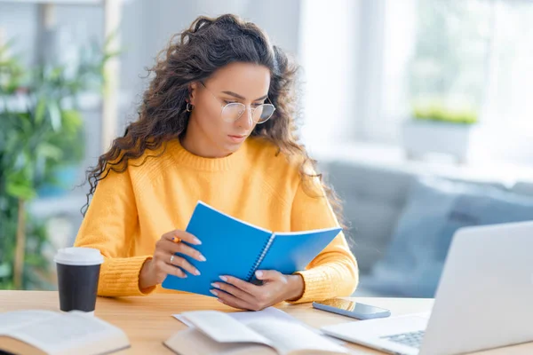 Soustředěná Mladá Obchodnice Studující Online Sledující Webinář Podcast Notebooku Píšící — Stock fotografie