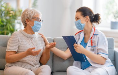 Coronavirus ve grip salgını sırasında maske takan doktor ve son sınıf öğrencisi. Virüs koruması. COVID-2019. Maske takıyor.