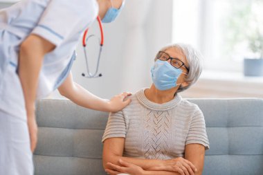 Coronavirus ve grip salgını sırasında maske takan doktor ve son sınıf öğrencisi. Virüs koruması. COVID-2019. Maske takıyor.