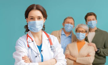 Doktor ve yaşlı çift koronavirüs ve grip salgını sırasında maske takıyor. Virüs koruması, ev karantinası. COVID-2019. Maske takıyor. Mavi arkaplan üzerinde insanlar.