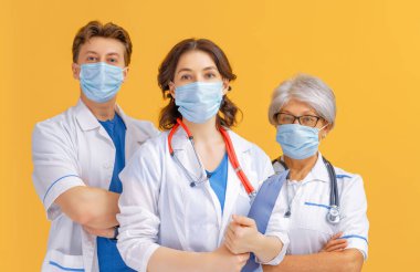 Coronavirus ve grip salgını sırasında maske takan bir grup doktor. Virüs ve hastalık koruması, ev karantinası. COVID-2019  