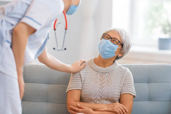 Médico Mujer Mayor Usando Mascarillas Faciales Durante Coronavirus Brote Gripe — Foto de Stock