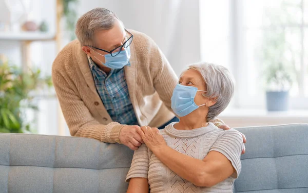 Älteres Paar Trägt Gesichtsmasken Während Des Coronavirus Und Des Grippeausbruchs — Stockfoto