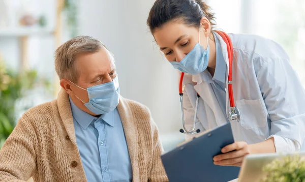 Doktor Kıdemli Adam Koronavirüs Grip Salgını Sırasında Maske Takıyor Virüs — Stok fotoğraf