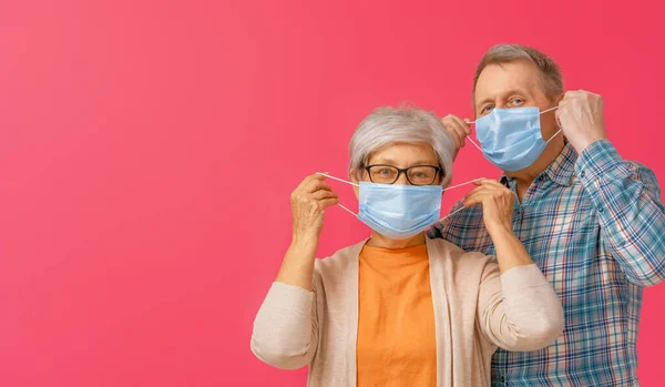 Oudere Echtparen Dragen Gezichtsmaskers Tijdens Een Coronavirus Griepuitbraak Virus Ziektebescherming — Stockfoto