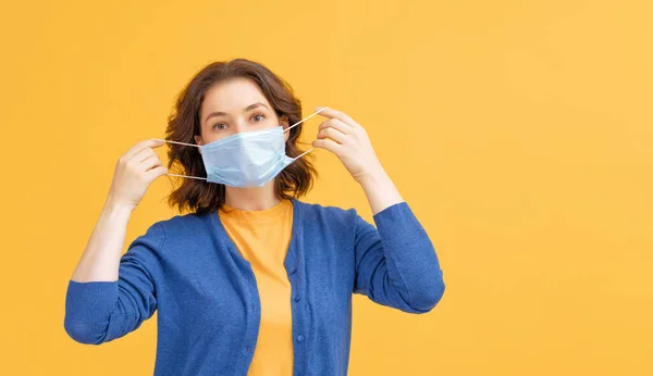 Mujer Joven Que Usa Mascarilla Facial Durante Coronavirus Brote Gripe — Foto de Stock