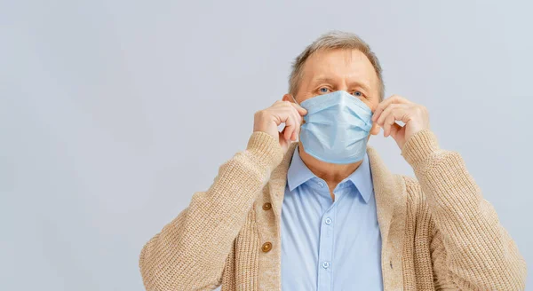 コロナウイルスとインフルエンザの流行の間に顔マスクをしている老人 ウイルスや病気の保護 家庭の隔離 Covid 2019 マスクの着脱 — ストック写真