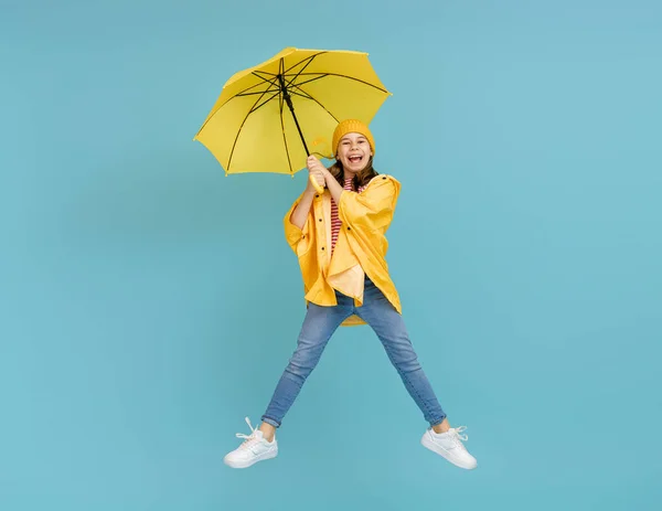 Criança Emocional Feliz Rindo Pulando Criança Com Guarda Chuva Amarelo — Fotografia de Stock