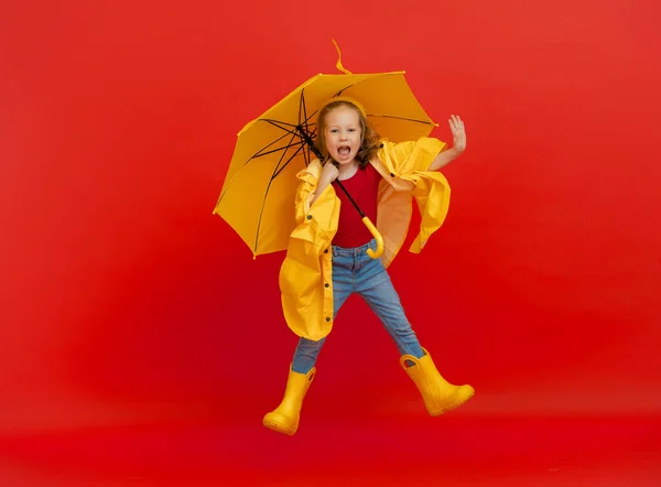 Šťastné Emocionální Dítě Smějící Skákající Dítě Žlutým Deštníkem Barevném Červeném — Stock fotografie