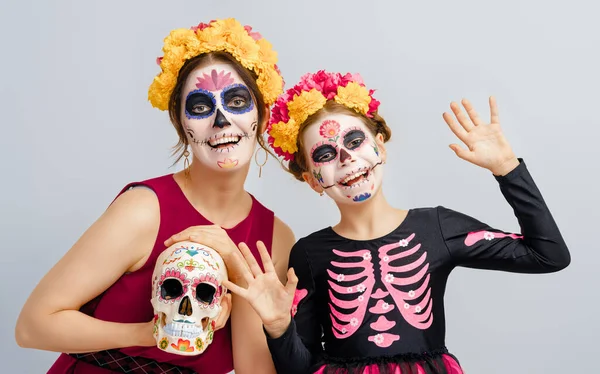 Bedårande Zombies Blomkransar Poserar Gul Bakgrund Lycklig Familj Med Halloween — Stockfoto