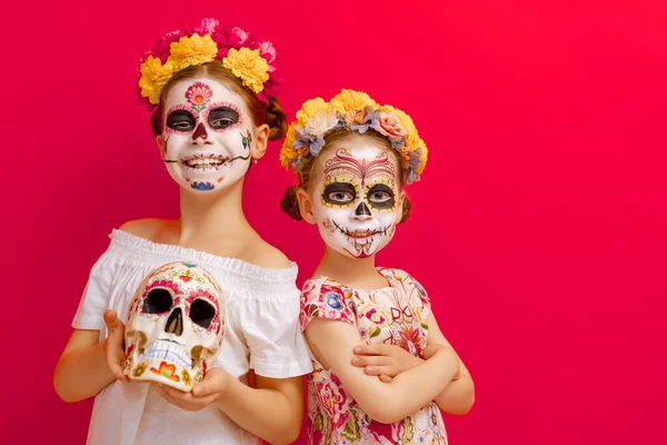 Schattige Zombies Bloemkransen Poseren Rode Achtergrond Gelukkige Kinderen Met Halloween — Stockfoto