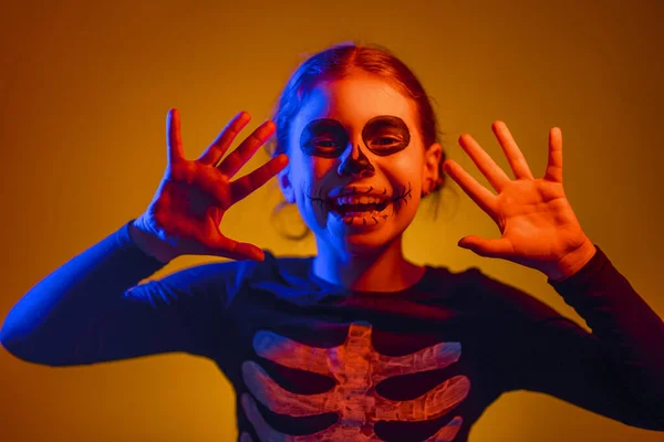 Grattis Halloween Söt Liten Skelett Fest Färgglad Belysning — Stockfoto