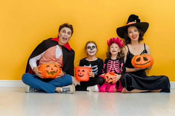 Madre Padre Sus Hijos Divierten Fiesta Feliz Familia Celebrando Halloween — Foto de Stock