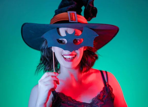 Frohes Halloween Junge Frau Schwarzen Hexenkostüm Auf Party Farbiger Beleuchtung — Stockfoto