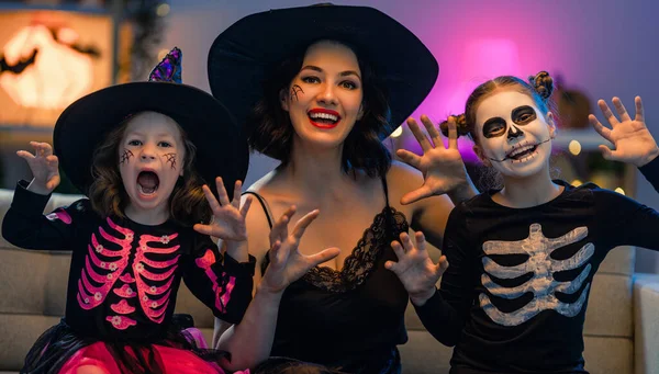 Mãe Filhos Divertindo Casa Família Feliz Celebrando Halloween Pessoas Vestindo — Fotografia de Stock