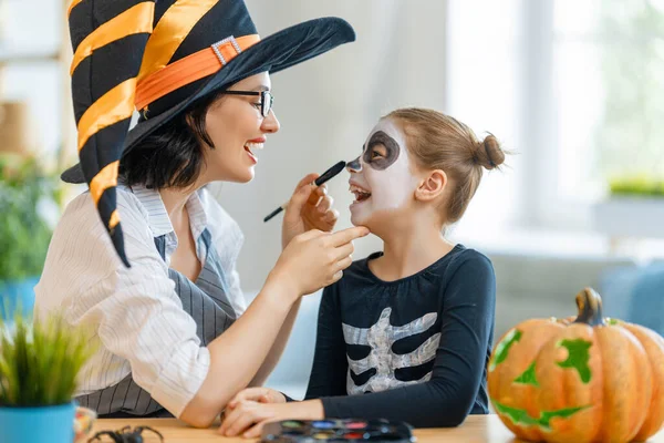 Boldog Család Készül Halloweenre Anya Gyermek Karneváli Jelmezben Otthon — Stock Fotó
