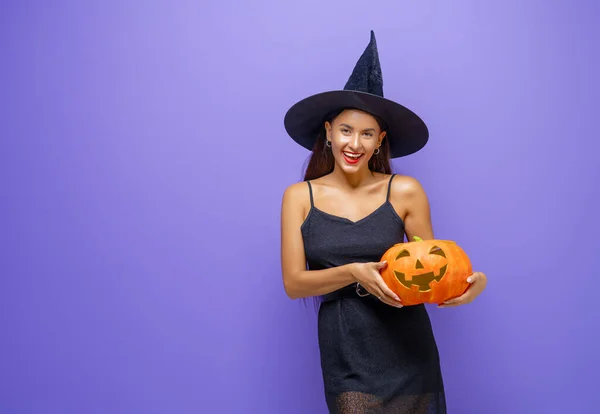 Mutlu Cadılar Bayramı Siyah Cadı Kostümlü Genç Bir Kadın Mor — Stok fotoğraf