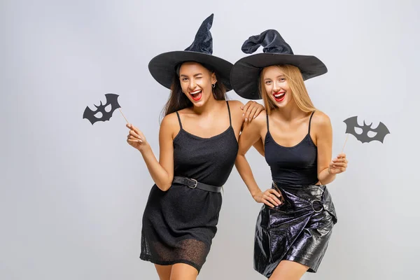 Feliz Halloween Dos Mujeres Jóvenes Trajes Bruja Negro Fiesta Sobre —  Fotos de Stock