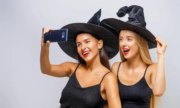 Grattis Halloween Två Unga Kvinnor Svart Häxa Kostymer Tar Selfie — Stockfoto
