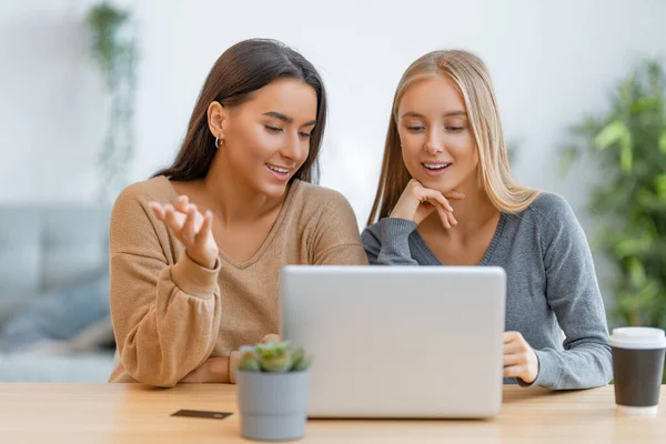 Zwei Glückliche Junge Frauen Mit Laptop Freunde Verbringen Zeit Miteinander — Stockfoto