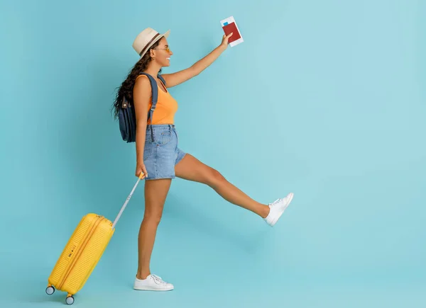 冒険に行く 幸せな女性が旅行に行く スーツケースを背景にカラーの若い人 — ストック写真