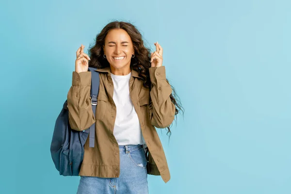 Gelukkig Emotioneel Jong Vrouw Poseren Lachen Helder Blauw Achtergrond — Stockfoto