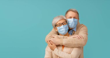 Coronavirus ve grip salgını sırasında yüz maskesi takan yaşlı çift. Virüs ve hastalık koruması, ev karantinası. COVID-2019. Maske takıyor.