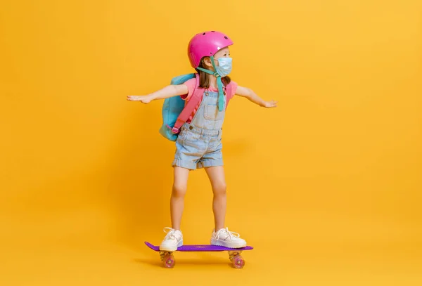 Infancia Tiempo Feliz Lindo Niño Con Monopatín Sobre Fondo Pared — Foto de Stock