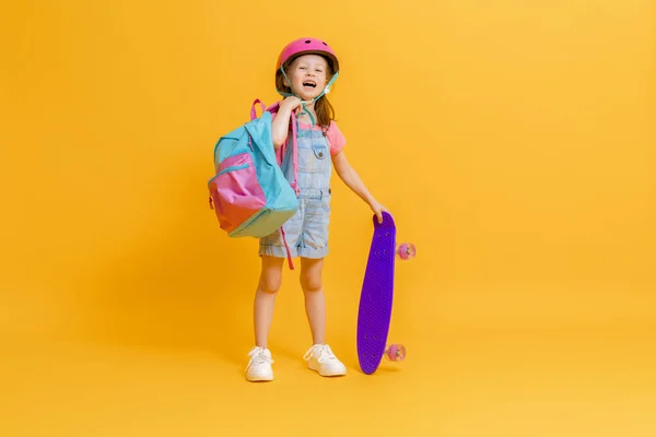 Infancia Tiempo Feliz Lindo Niño Con Monopatín Sobre Fondo Pared — Foto de Stock