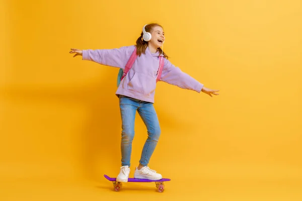 Kindheit Und Glückliche Zeit Nettes Kind Mit Skateboard Auf Farbigem — Stockfoto