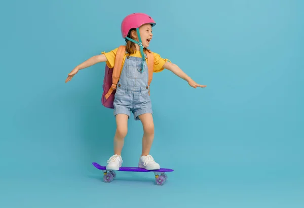 Jeugd Gelukkige Tijd Schattig Kind Met Skateboard Kleur Papier Muur — Stockfoto