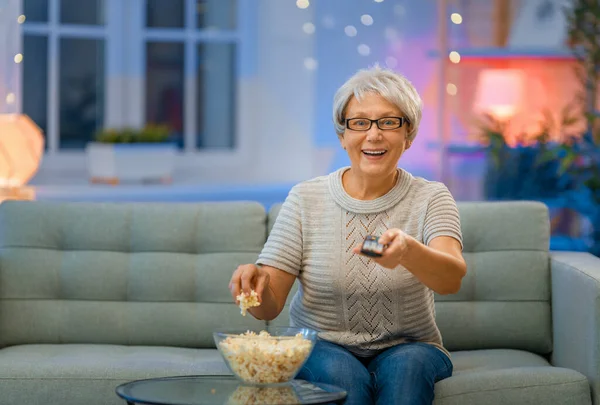 Seniorin Vor Projektor Fernseher Abends Filme Mit Popcorn Rentner Verbringt — Stockfoto