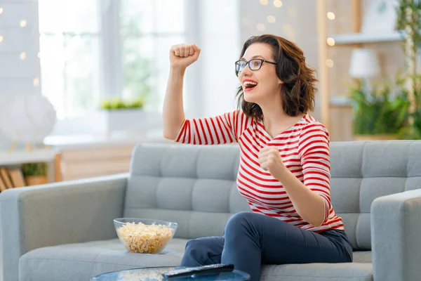 Jeune Femme Regardant Projecteur Films Avec Pop Corn Dans Soirée — Photo