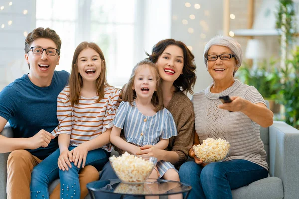 Щаслива Сім Дивиться Проектор Телевізор Фільми Попкорном Ввечері Вдома Бабуся — стокове фото