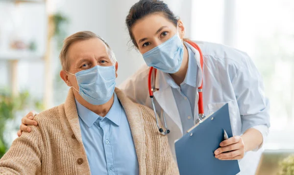 Médico Hombre Mayor Usando Mascarillas Faciales Durante Coronavirus Brote Gripe —  Fotos de Stock