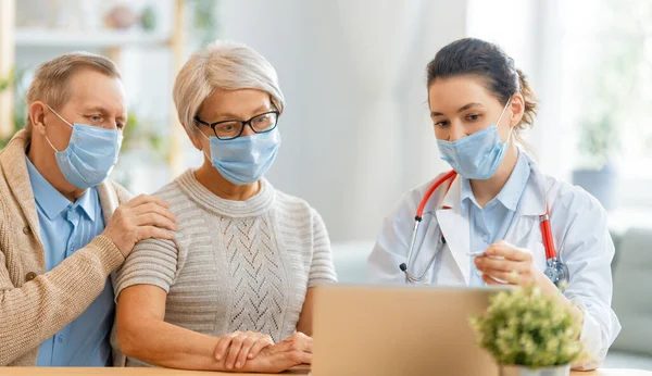 Lekarz Para Seniorów Noszą Maski Twarzy Podczas Epidemii Koronawirusa Grypy — Zdjęcie stockowe
