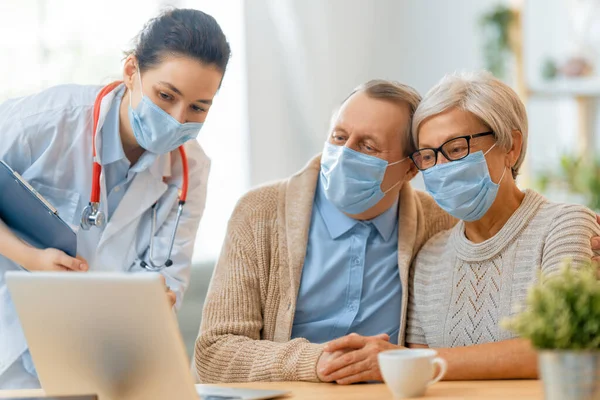 Médecin Couple Personnes Âgées Portant Des Masques Faciaux Pendant Épidémie — Photo