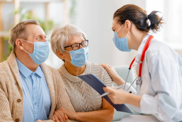 Dokter Senior Koppel Dragen Gezichtsmaskers Tijdens Het Coronavirus Griepuitbraak Virusbescherming — Stockfoto