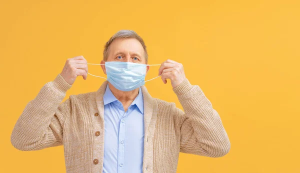 Hombre Viejo Usando Mascarilla Facial Durante Coronavirus Brote Gripe Protección —  Fotos de Stock
