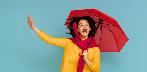 Feliz Emocional Jovem Rindo Com Guarda Chuva Vermelho Fundo Cor — Fotografia de Stock