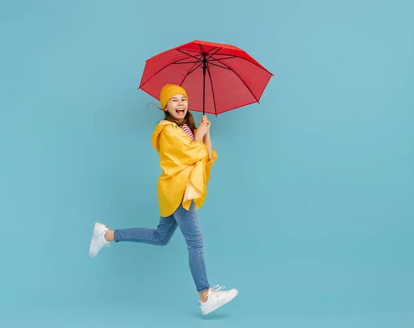 Onnellinen Emotionaalinen Lapsi Nauraa Hyppää Lapsi Jolla Punainen Sateenvarjo Värillisellä — kuvapankkivalokuva