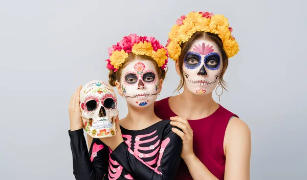 Zombie Adorabili Corone Fiori Posa Sfondo Giallo Famiglia Felice Con — Foto Stock