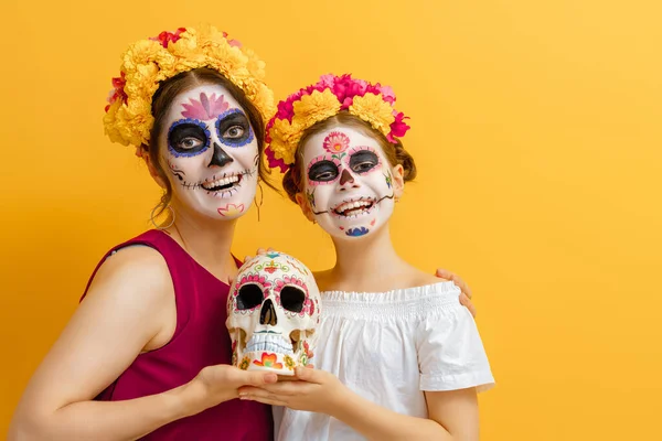 Bedårande Zombies Blomkransar Poserar Gul Bakgrund Lycklig Familj Med Halloween — Stockfoto