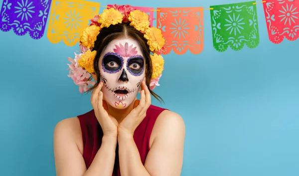 可敬的僵尸 戴着蓝色背景的花环 快乐的女人和万圣节的创意化妆 墨西哥死难者纪念日的庆祝活动 — 图库照片