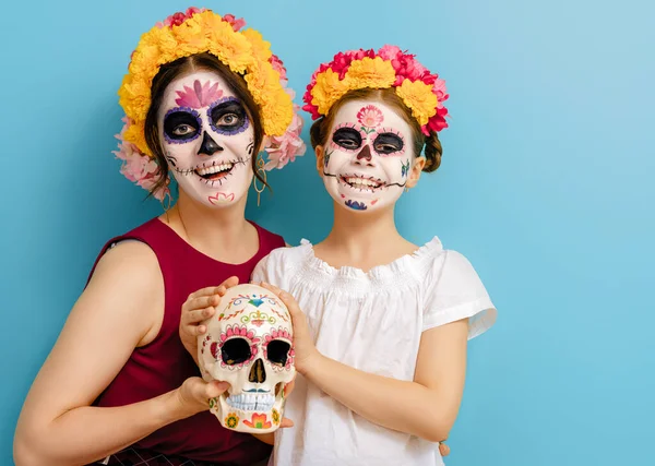 Schattige Zombies Bloemkransen Poseren Teal Achtergrond Gelukkige Familie Met Halloween — Stockfoto