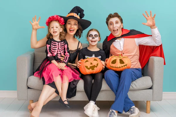 Mãe Pai Filhos Divertirem Festa Família Feliz Celebrando Halloween Pessoas — Fotografia de Stock