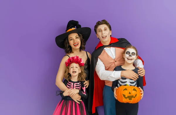 Mãe Pai Filhos Divertirem Festa Família Feliz Celebrando Halloween Pessoas — Fotografia de Stock